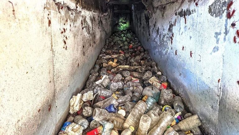 plastik merusak sistem saluran air