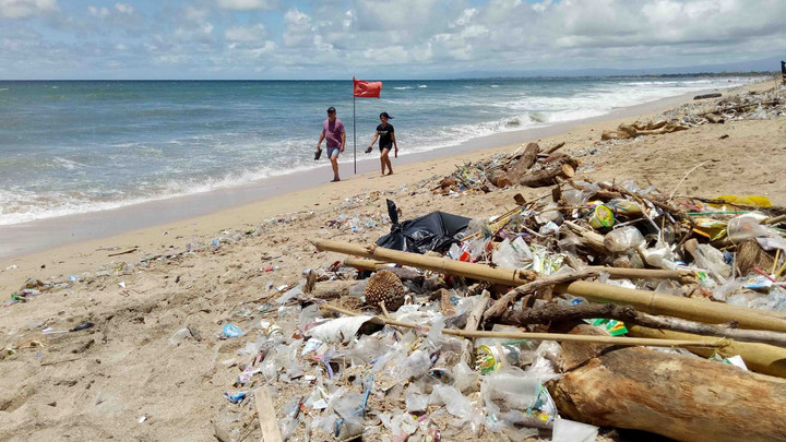 dampak plastik pada lingkungan