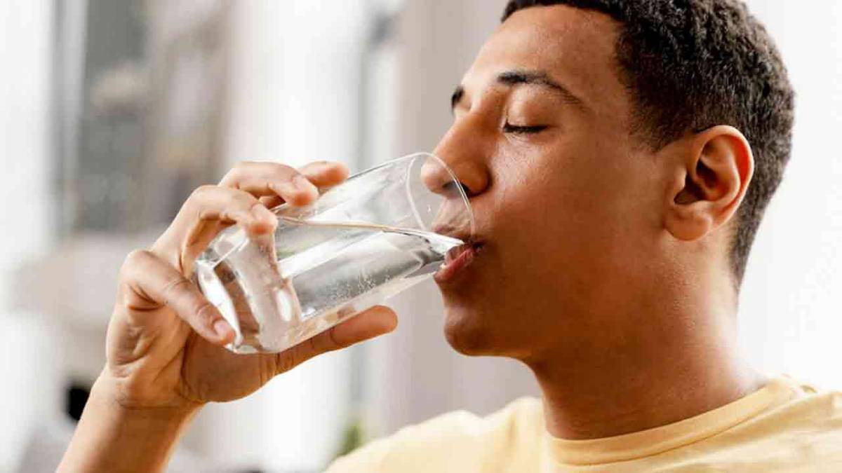 cara membiasakan diri minum air putih