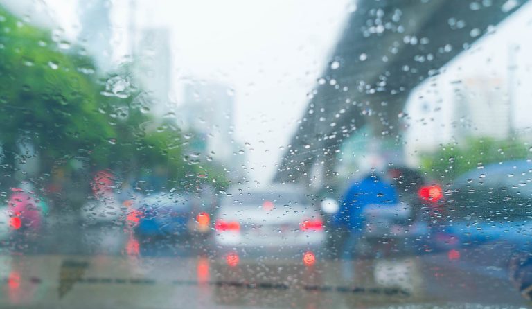 tips berkendara aman saat hujan