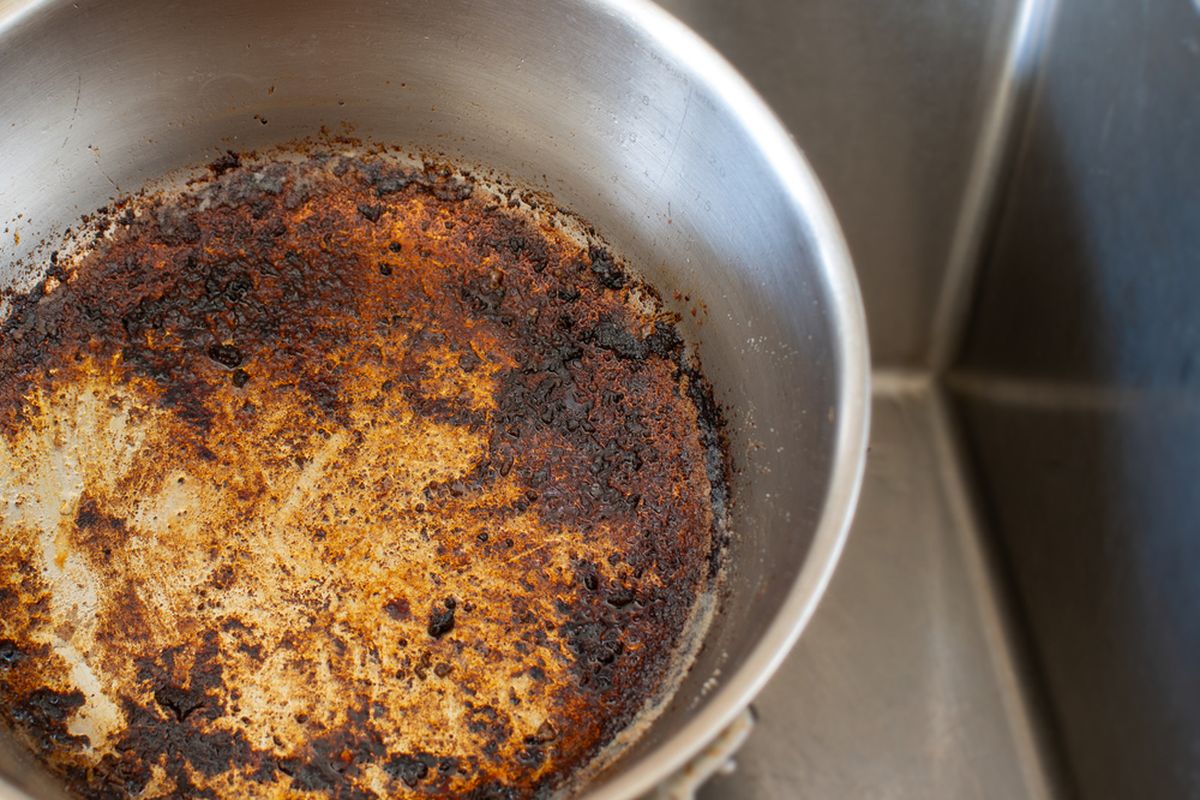 cara membersihkan kerak membandel pada panci